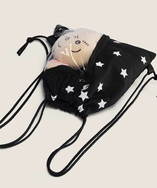 Teem Store(チームストア)の「【大容量】【A4サイズ対応】【推し活】【ユニセックス】クリアポケット付き 韓国風星柄ナップサック Y2K ぬい活(バックパック/リュック・レディース・ブラック/ホワイト・F)」の9枚目の写真