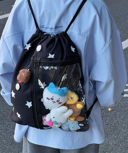 Teem Store(チームストア)の「【大容量】【A4サイズ対応】【推し活】【ユニセックス】クリアポケット付き 韓国風星柄ナップサック Y2K ぬい活(バックパック/リュック・レディース・ブラック/ホワイト・F)」の4枚目の写真