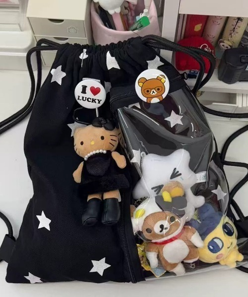 Teem Store(チームストア)の「【大容量】【A4サイズ対応】【推し活】【ユニセックス】クリアポケット付き 韓国風星柄ナップサック Y2K ぬい活(バックパック/リュック・レディース・ブラック/ホワイト・F)」の6枚目の写真