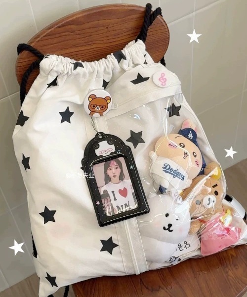Teem Store(チームストア)の「【大容量】【A4サイズ対応】【推し活】【ユニセックス】クリアポケット付き 韓国風星柄ナップサック Y2K ぬい活(バックパック/リュック・レディース・ブラック/ホワイト・F)」の12枚目の写真
