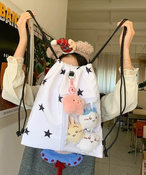 Teem Store(チームストア)の「【大容量】【A4サイズ対応】【推し活】【ユニセックス】クリアポケット付き 韓国風星柄ナップサック Y2K ぬい活(バックパック/リュック・レディース・ブラック/ホワイト・F)」の19枚目の写真