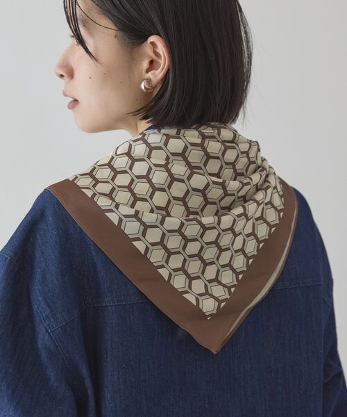 AMERICAN HOLIC（アメリカンホリック）の「亀甲柄スカーフ（バンダナ/スカーフ・レディース・ブラウン/ブルー/ブラック・FREE）」の7枚目の写真
