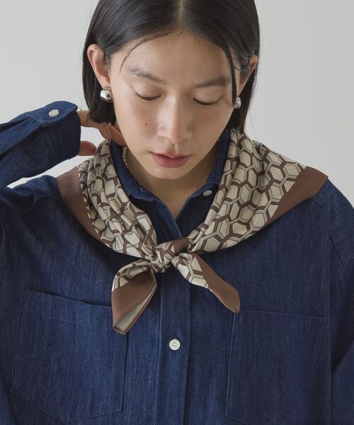 AMERICAN HOLIC（アメリカンホリック）の「亀甲柄スカーフ（バンダナ/スカーフ・レディース・ブラウン/ブルー/ブラック・FREE）」の3枚目の写真