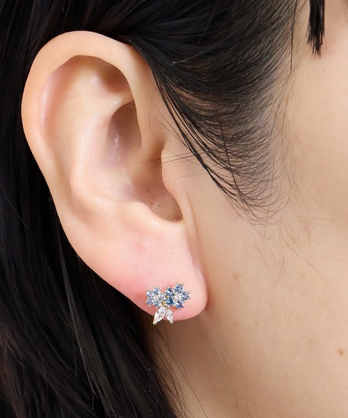 Zoule（ゾーラ）の「Zoule ゾーラ：FLOWER LETTER SERIES　jewel flower letter２　花言葉　ネモフィラ　ピアス（ピアス（両耳用）・レディース・ブルー・FREE）」の3枚目の写真