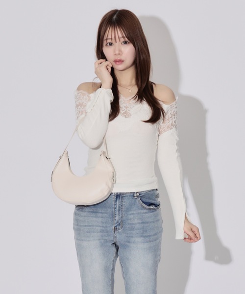 ALLuRing ChaRm(アリュリングチャーム)の「Off-the-shoulder Layered Lace Tops / オフショルダーレイヤードレーストップス(シャツ/ブラウス・レディース・ホワイト/ブラック・FREE)」の5枚目の写真