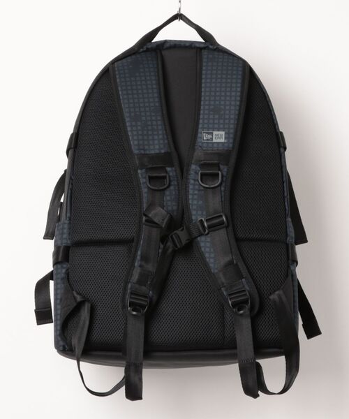 NEW ERA(ニューエラ)の「【NEW ERA/ニューエラ】キャリアパック 35L ブラックナイトカモ(バックパック/リュック・メンズ・その他1・FREE)」の2枚目の写真