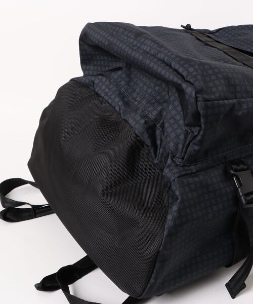 NEW ERA(ニューエラ)の「【NEW ERA/ニューエラ】キャリアパック 35L ブラックナイトカモ(バックパック/リュック・メンズ・その他1・FREE)」の3枚目の写真