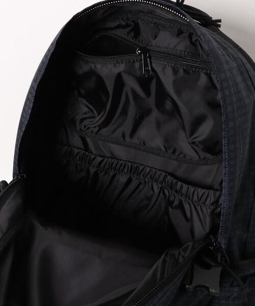 NEW ERA(ニューエラ)の「【NEW ERA/ニューエラ】キャリアパック 35L ブラックナイトカモ(バックパック/リュック・メンズ・その他1・FREE)」の4枚目の写真