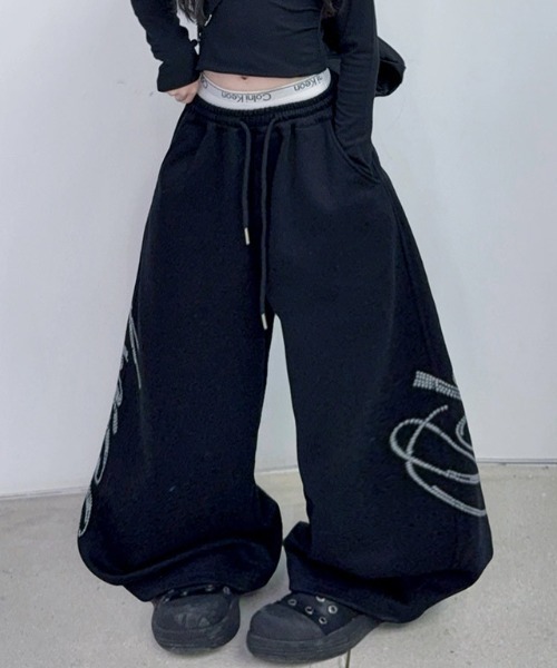 lilful(リルフル)の「【26年春夏新作】ラインストーンロゴ 裾ドロスト ワイドスウェットパンツ(スウェットパンツ・レディース・ブラック・L/M)」の13枚目の写真