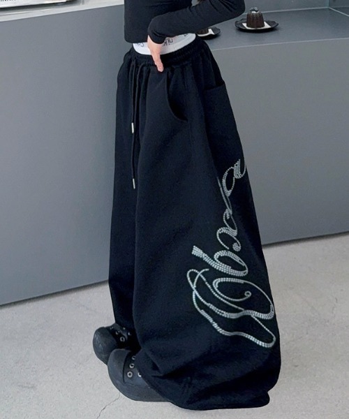 lilful(リルフル)の「【26年春夏新作】ラインストーンロゴ 裾ドロスト ワイドスウェットパンツ(スウェットパンツ・レディース・ブラック・L/M)」の14枚目の写真