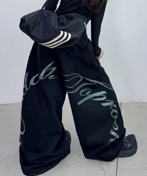 lilful(リルフル)の「【26年春夏新作】ラインストーンロゴ 裾ドロスト ワイドスウェットパンツ(スウェットパンツ・レディース・ブラック・L/M)」の15枚目の写真
