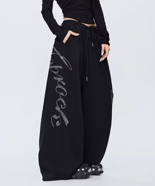 lilful(リルフル)の「【26年春夏新作】ラインストーンロゴ 裾ドロスト ワイドスウェットパンツ(スウェットパンツ・レディース・ブラック・L/M)」の2枚目の写真