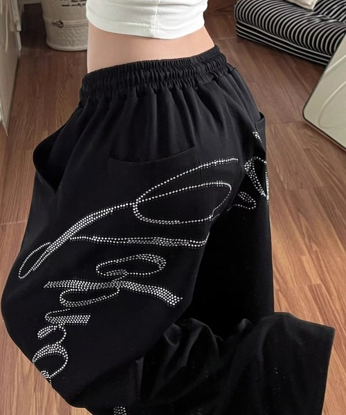lilful(リルフル)の「【26年春夏新作】ラインストーンロゴ 裾ドロスト ワイドスウェットパンツ(スウェットパンツ・レディース・ブラック・L/M)」の9枚目の写真