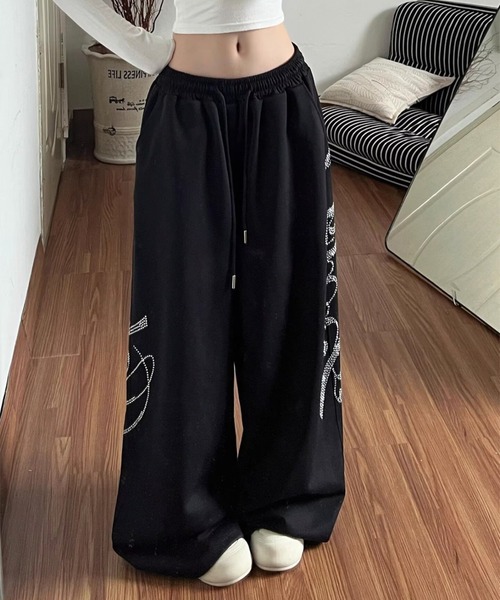 lilful(リルフル)の「【26年春夏新作】ラインストーンロゴ 裾ドロスト ワイドスウェットパンツ(スウェットパンツ・レディース・ブラック・L/M)」の10枚目の写真