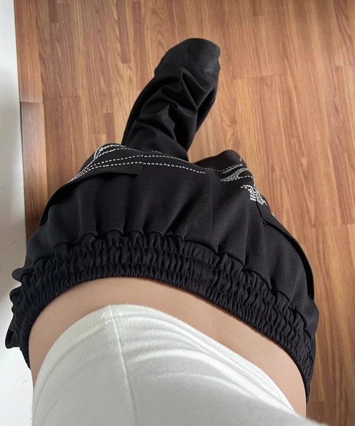 lilful(リルフル)の「【26年春夏新作】ラインストーンロゴ 裾ドロスト ワイドスウェットパンツ(スウェットパンツ・レディース・ブラック・L/M)」の11枚目の写真