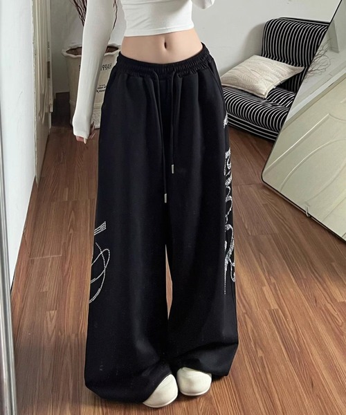lilful(リルフル)の「【26年春夏新作】ラインストーンロゴ 裾ドロスト ワイドスウェットパンツ(スウェットパンツ・レディース・ブラック・L/M)」の12枚目の写真