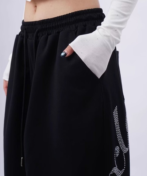 lilful(リルフル)の「【26年春夏新作】ラインストーンロゴ 裾ドロスト ワイドスウェットパンツ(スウェットパンツ・レディース・ブラック・L/M)」の17枚目の写真
