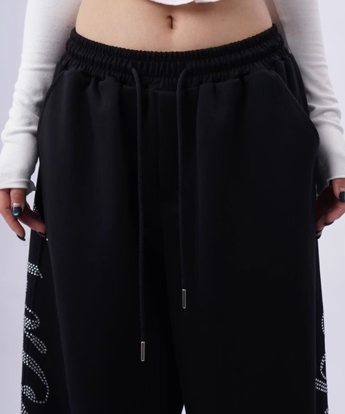 lilful(リルフル)の「【26年春夏新作】ラインストーンロゴ 裾ドロスト ワイドスウェットパンツ(スウェットパンツ・レディース・ブラック・L/M)」の18枚目の写真