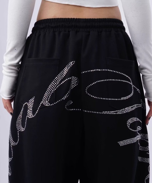 lilful(リルフル)の「【26年春夏新作】ラインストーンロゴ 裾ドロスト ワイドスウェットパンツ(スウェットパンツ・レディース・ブラック・L/M)」の19枚目の写真