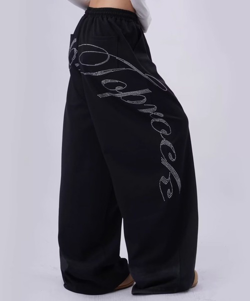 lilful(リルフル)の「【26年春夏新作】ラインストーンロゴ 裾ドロスト ワイドスウェットパンツ(スウェットパンツ・レディース・ブラック・L/M)」の21枚目の写真