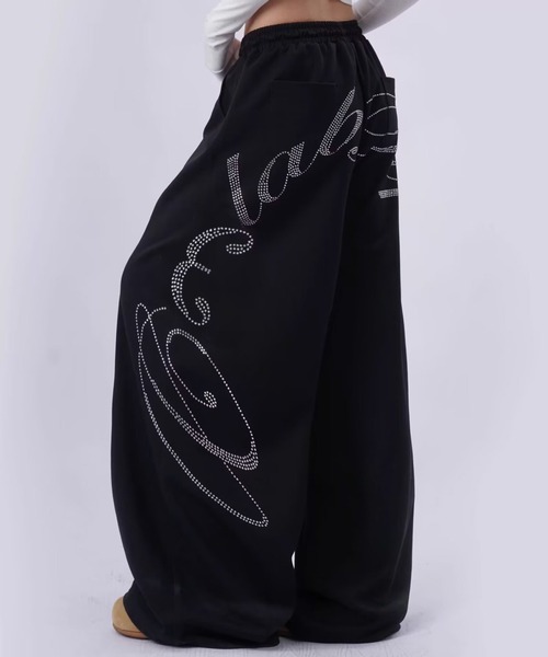 lilful(リルフル)の「【26年春夏新作】ラインストーンロゴ 裾ドロスト ワイドスウェットパンツ(スウェットパンツ・レディース・ブラック・L/M)」の22枚目の写真