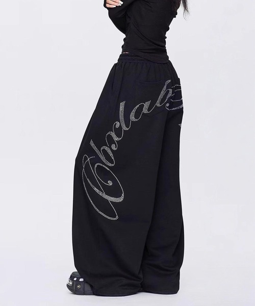 lilful(リルフル)の「【26年春夏新作】ラインストーンロゴ 裾ドロスト ワイドスウェットパンツ(スウェットパンツ・レディース・ブラック・L/M)」の3枚目の写真