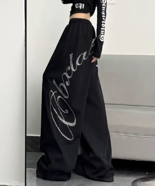 lilful(リルフル)の「【26年春夏新作】ラインストーンロゴ 裾ドロスト ワイドスウェットパンツ(スウェットパンツ・レディース・ブラック・L/M)」の4枚目の写真