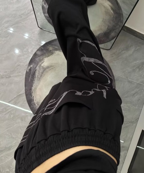 lilful(リルフル)の「【26年春夏新作】ラインストーンロゴ 裾ドロスト ワイドスウェットパンツ(スウェットパンツ・レディース・ブラック・L/M)」の7枚目の写真