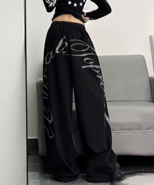 lilful(リルフル)の「【26年春夏新作】ラインストーンロゴ 裾ドロスト ワイドスウェットパンツ(スウェットパンツ・レディース・ブラック・L/M)」の8枚目の写真