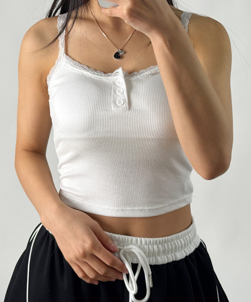 VIVID LADY（ビビッドレディー）の「カップ付き レースヘンリーネック クロップド丈 キャミトップス（キャミソール・レディース・ブラック/ホワイト/グレー・FREE）」の4枚目の写真
