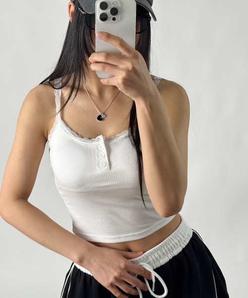 VIVID LADY（ビビッドレディー）の「カップ付き レースヘンリーネック クロップド丈 キャミトップス（キャミソール・レディース・ブラック/ホワイト/グレー・FREE）」の5枚目の写真