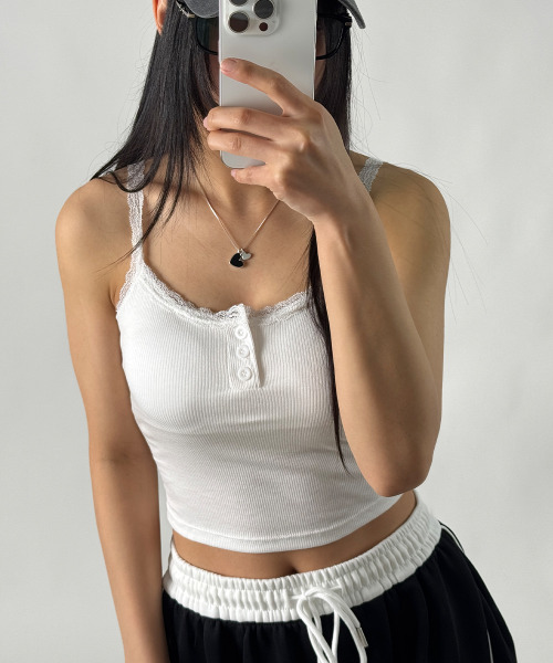 VIVID LADY（ビビッドレディー）の「カップ付き レースヘンリーネック クロップド丈 キャミトップス（キャミソール・レディース・ブラック/ホワイト/グレー・FREE）」の6枚目の写真