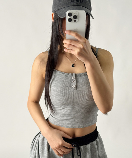 VIVID LADY（ビビッドレディー）の「カップ付き レースヘンリーネック クロップド丈 キャミトップス（キャミソール・レディース・ブラック/ホワイト/グレー・FREE）」の10枚目の写真
