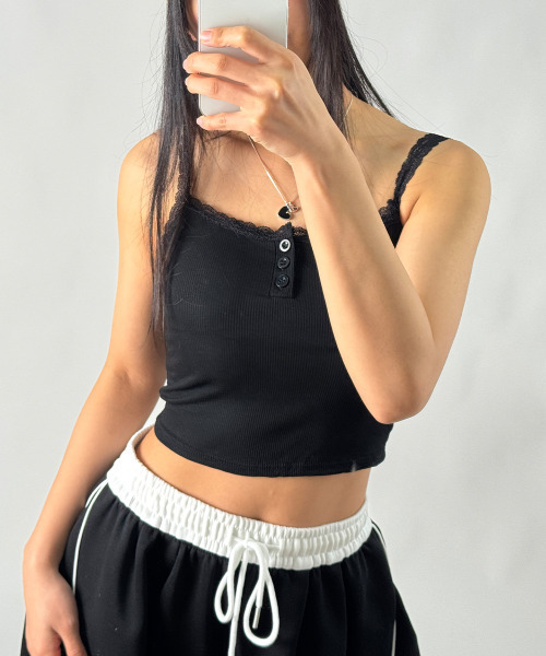 VIVID LADY（ビビッドレディー）の「カップ付き レースヘンリーネック クロップド丈 キャミトップス（キャミソール・レディース・ブラック/ホワイト/グレー・FREE）」の15枚目の写真