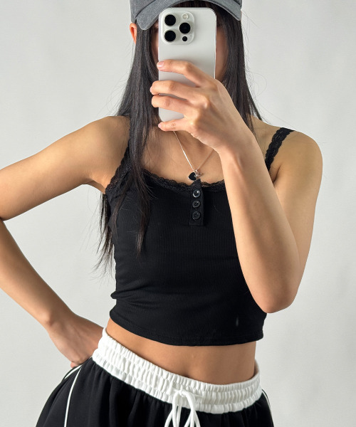 VIVID LADY（ビビッドレディー）の「カップ付き レースヘンリーネック クロップド丈 キャミトップス（キャミソール・レディース・ブラック/ホワイト/グレー・FREE）」の16枚目の写真