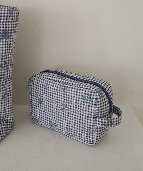 SLOBE IENA（スローブイエナ）の「Margaux Dereume × SLOBE キルティングポーチ（ポーチ・レディース・スカイブルー/ブラック・FREE）」の3枚目の写真