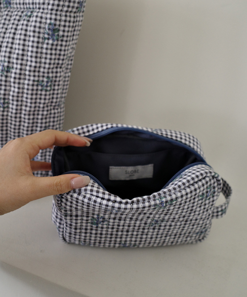 SLOBE IENA（スローブイエナ）の「Margaux Dereume × SLOBE キルティングポーチ（ポーチ・レディース・スカイブルー/ブラック・FREE）」の4枚目の写真