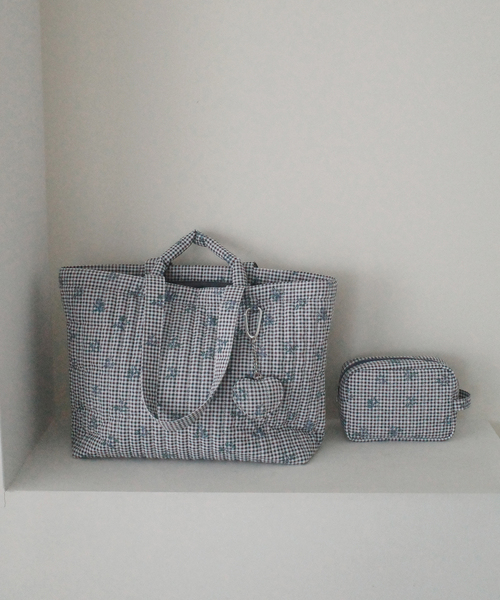 SLOBE IENA（スローブイエナ）の「Margaux Dereume × SLOBE キルティングポーチ（ポーチ・レディース・スカイブルー/ブラック・FREE）」の5枚目の写真