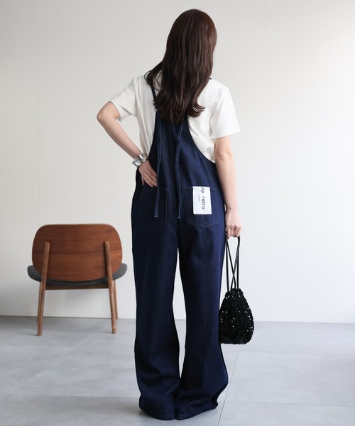 ap retro（アプレトロ）の「ストラップデニムサロペット / 体型カバー ゆったりシルエット 大人カジュアル（サロペット/オーバーオール・レディース・ブラック/アイボリー/インディゴブルー/ブルー・LARGE/MEDIUM）」の15枚目の写真