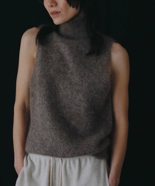 anuke（アンヌーク）の「anuke　Sleeveless Mohair Knit スリーブレスモヘアニット/62620520（ベスト・レディース・チャコールグレー/ブラウン・ONE SIZE）」の2枚目の写真