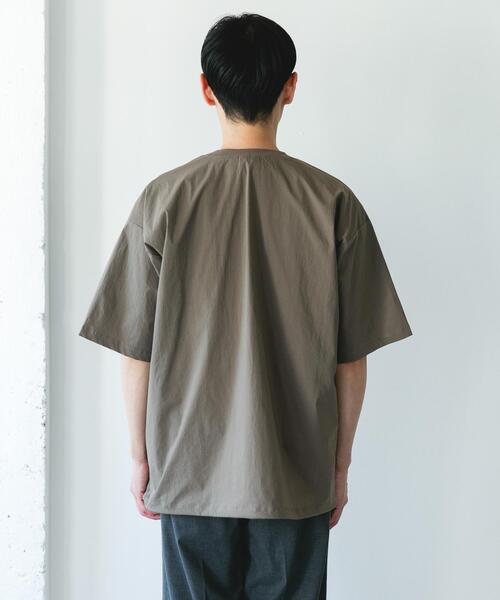 URBAN RESEARCH DOORS(アーバンリサーチドアーズ)の「『UVカット/接触冷感/吸水速乾』ストレッチクロス プルオーバー(Tシャツ/カットソー・メンズ・ブラック/モカ/チャコールグレー・MEDIUM/LARGE)」の12枚目の写真