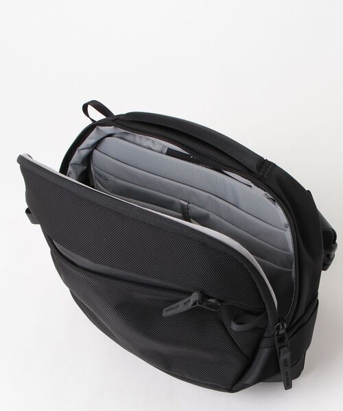 Aer（エアー）の「Aer（エアー）Day Sling 4 Max AER-21074（ショルダーバッグ・メンズ・ブラック・F）」の2枚目の写真