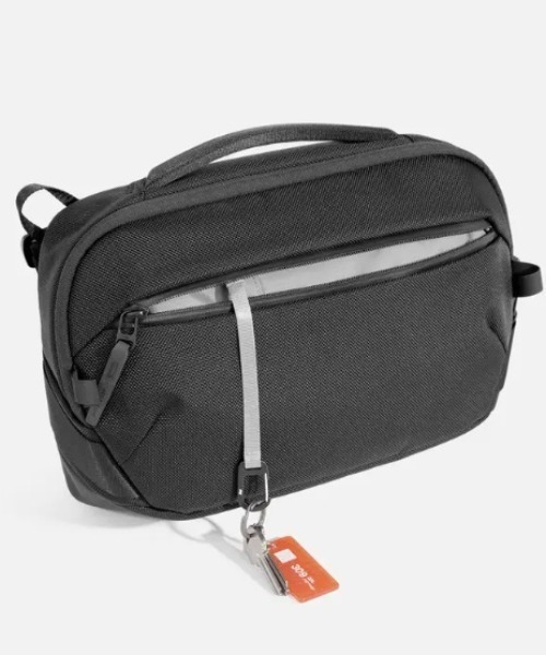 Aer（エアー）の「Aer（エアー）Day Sling 4 Max AER-21074（ショルダーバッグ・メンズ・ブラック・F）」の8枚目の写真