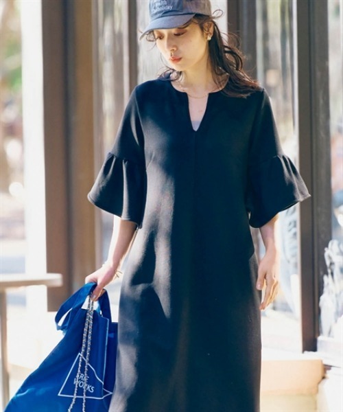 nissen（ニッセン）の「なめらかポンチキーネックフレア袖ロングワンピース（ワンピース・レディース・ブラック・S/M/L/LL）」の4枚目の写真