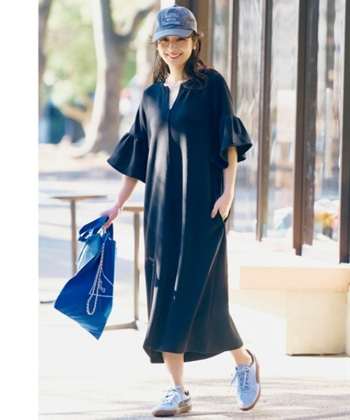 nissen（ニッセン）の「なめらかポンチキーネックフレア袖ロングワンピース（ワンピース・レディース・ブラック・S/M/L/LL）」の2枚目の写真