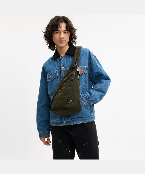 COACH（コーチ）の「ラクラン スリング・シグネチャー ナイロン（ボディバッグ/ウエストポーチ・メンズ・グリーン系その他・ONE）」の4枚目の写真