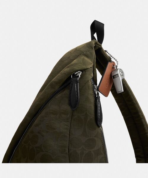 COACH（コーチ）の「ラクラン スリング・シグネチャー ナイロン（ボディバッグ/ウエストポーチ・メンズ・グリーン系その他・ONE）」の9枚目の写真