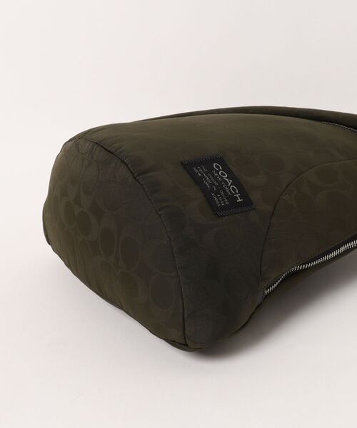 COACH（コーチ）の「ラクラン スリング・シグネチャー ナイロン（ボディバッグ/ウエストポーチ・メンズ・グリーン系その他・ONE）」の2枚目の写真