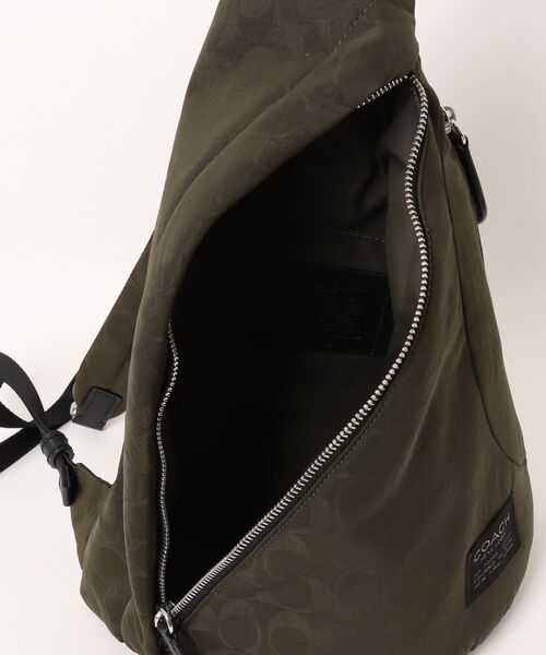 COACH（コーチ）の「ラクラン スリング・シグネチャー ナイロン（ボディバッグ/ウエストポーチ・メンズ・グリーン系その他・ONE）」の3枚目の写真