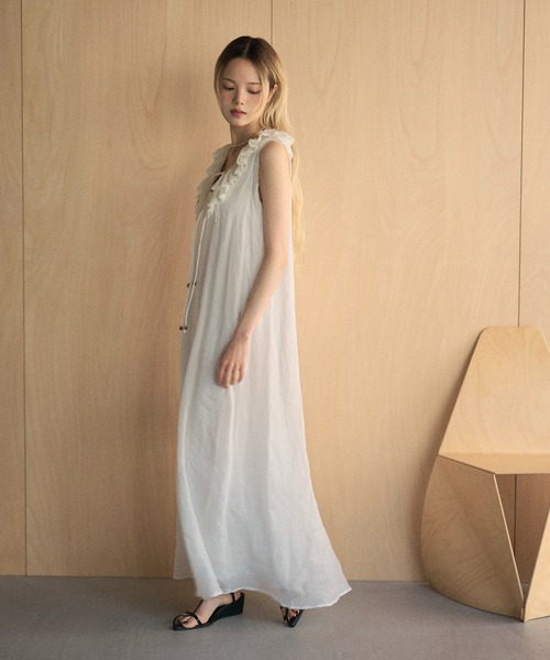 LAULEN(ローレン)の「ramie ruffle neck frill sleeveless long dress /ラミー ラッフルネック レースアップノースリーブワンピース(ワンピース・レディース・ホワイト/ブラック・FREE)」の4枚目の写真